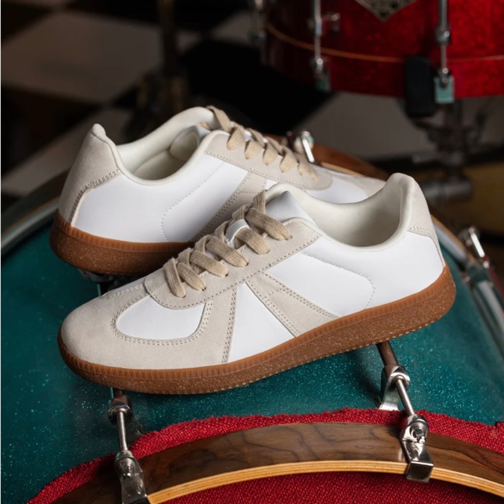 Vintage inspired Novus shoes Marta Off White Napa sneakers Size: 5